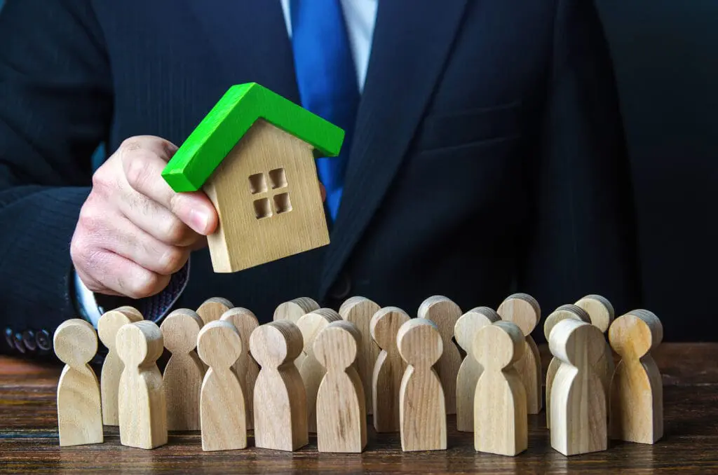 a man holds a house above a crowd of people 2026 01 08 23 28 02 utc 1