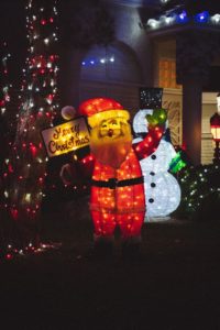 5 HOA Christmas Decorations Tips to Avoid Conflicts