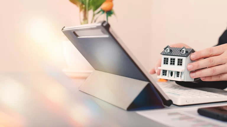 White male using property inspection software on Ipad